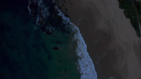 Waves-crashing-during-blue-hour-at-laguna-beach-in-Southern-California