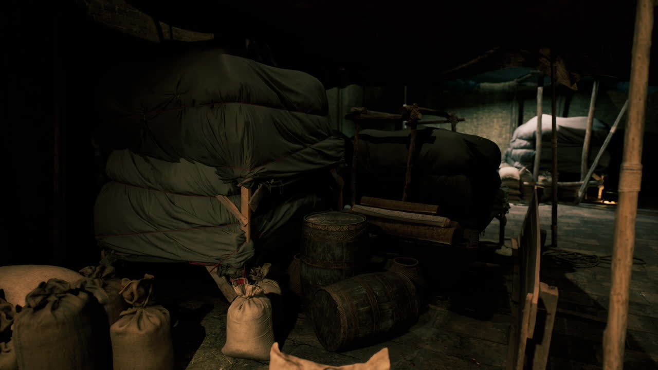 cuarto de almacenamiento oscuro y polvoriento o interior del campamento