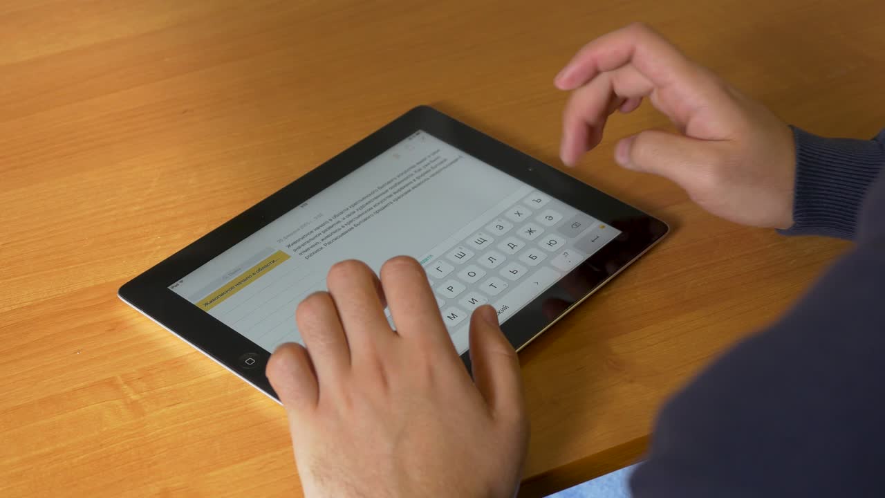 persona que utiliza una tableta