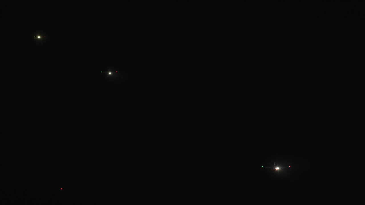 밤하늘에 있는 세 대의 비행기