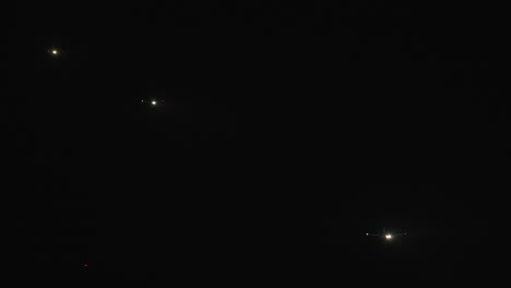 tres aviones en el cielo nocturno