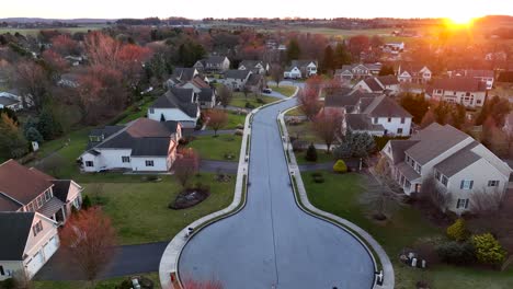 Amerikanische-Nachbarschaft-Während-Des-Frühlingssonnenuntergangs