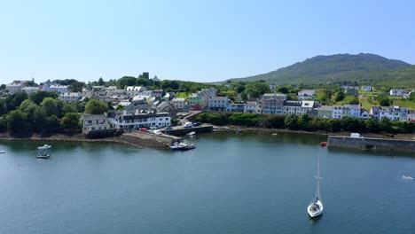 roundstone village, connemara, condado de galway, irlanda, julio de 2021