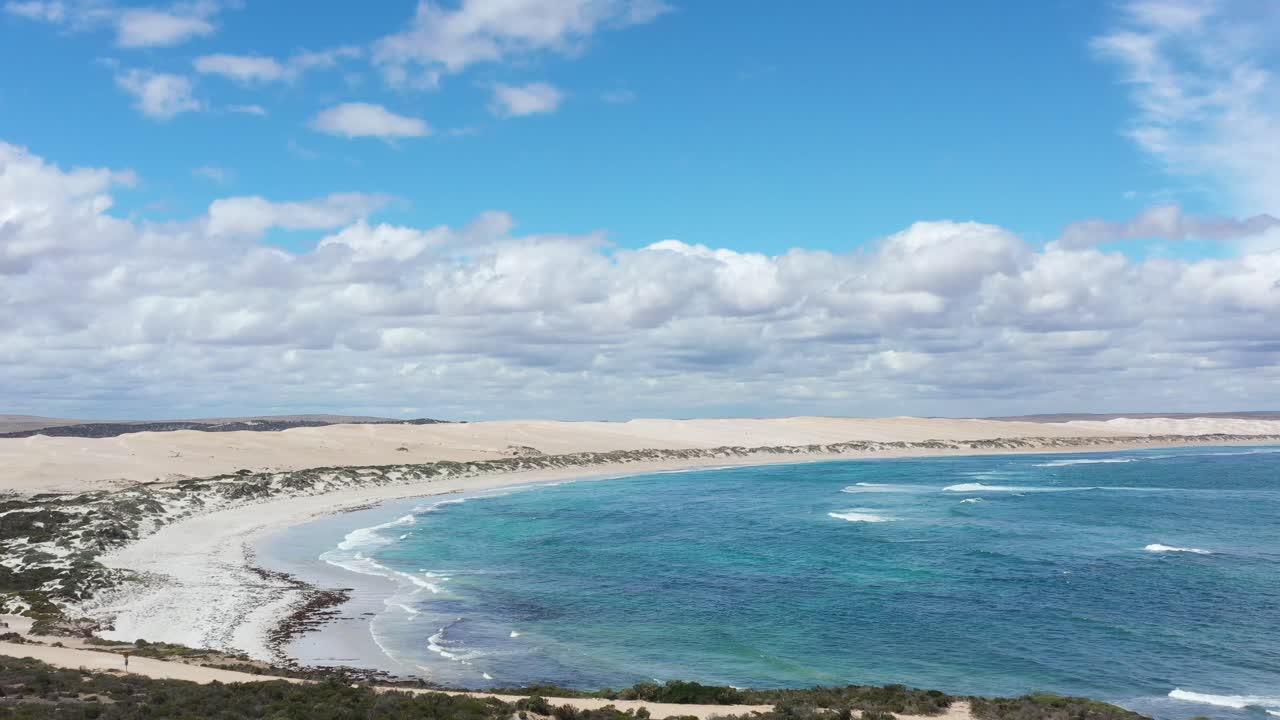 excelente toma aérea de las olas rompiendo la playa de sheringa en la península de eyre, sur de australia