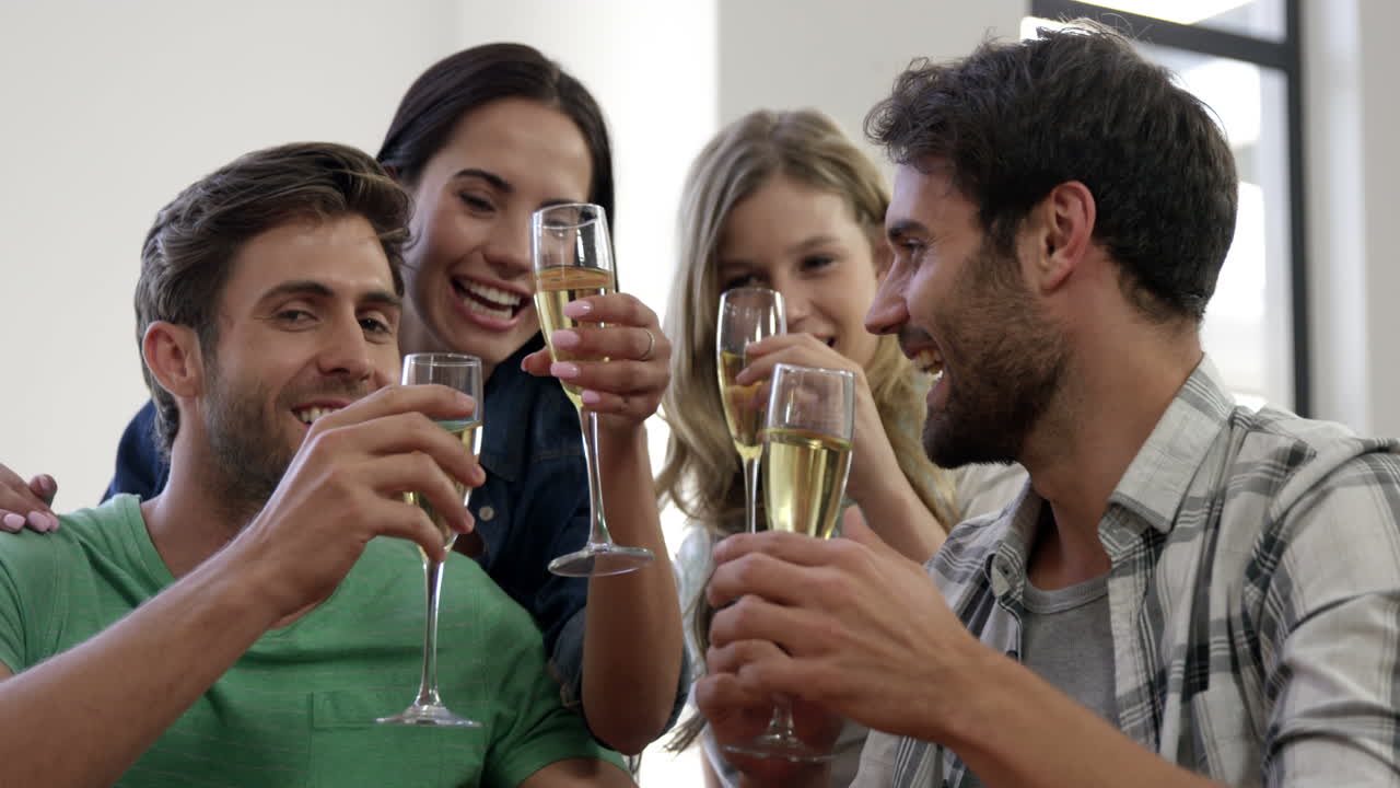 una pareja feliz brindando juntos.