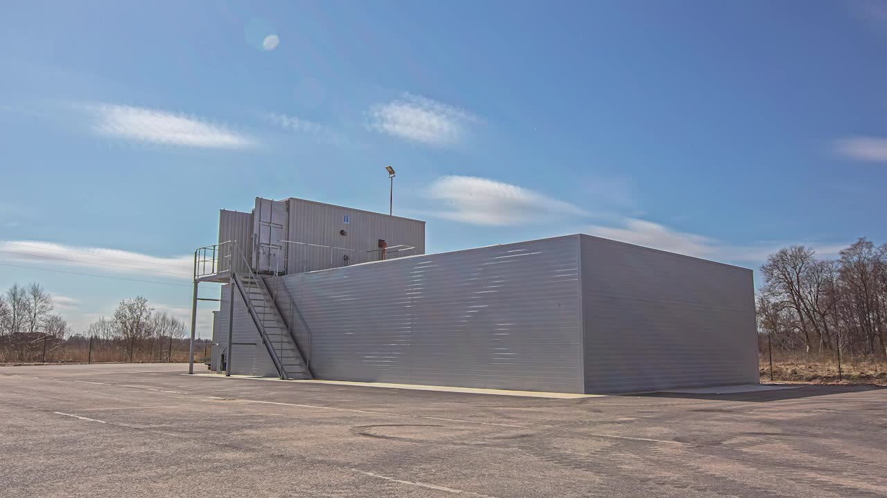 toma de la planta de tratamiento de aguas residuales con tanque de sedimentos para la purificación de agua durante el día con movimiento de nubes en lapso de tiempo