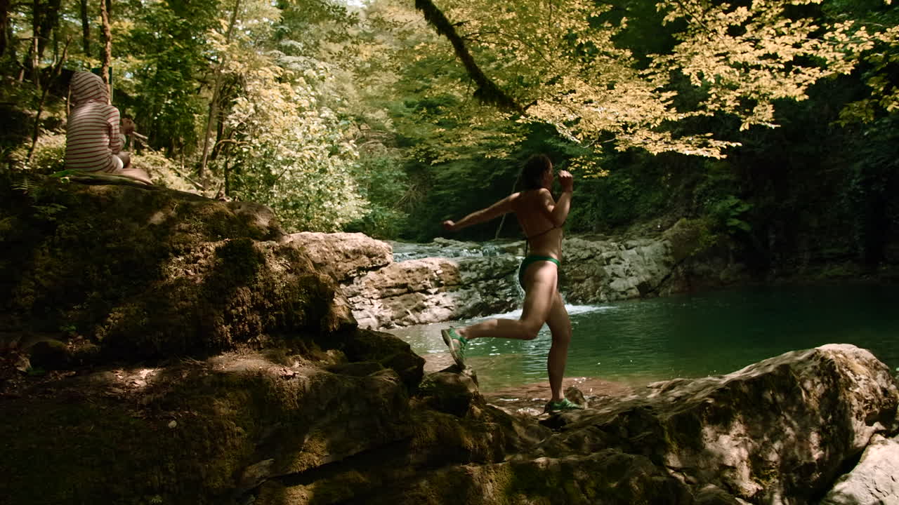 사람 들 과 함께 있는 숲 강 장면