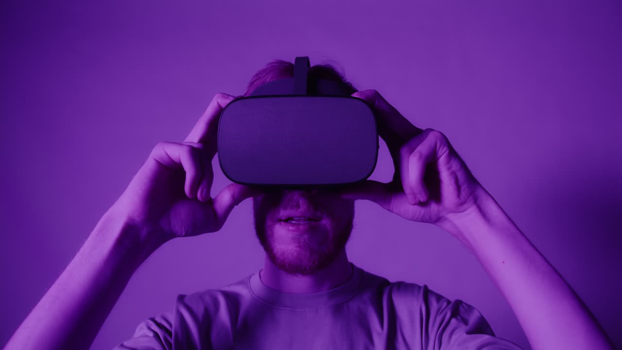 человек, испытывающий виртуальную реальность