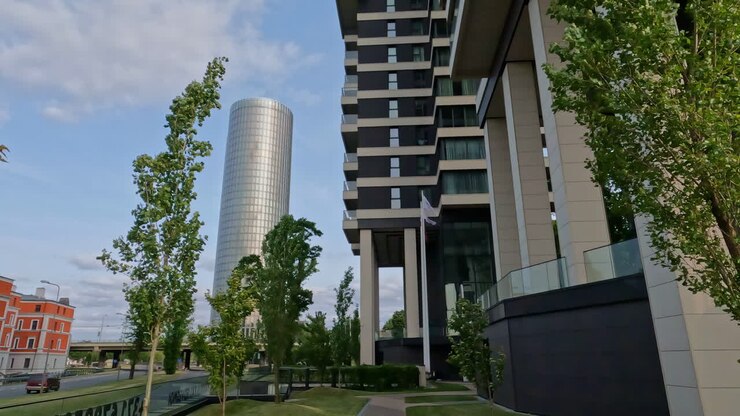 Imagens cinematográficas de Riga, capital da Letónia, mostrando edifícios únicos e árvores balançando ao vento
