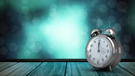 reloj despertador en una cubierta de madera