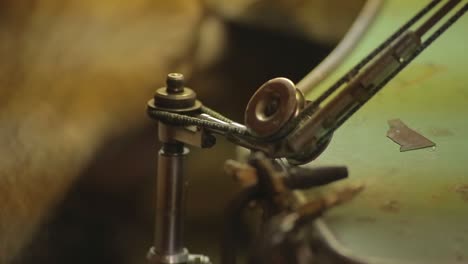 orfebre italiano en el trabajo construyendo un compromiso o un anillo de bodas