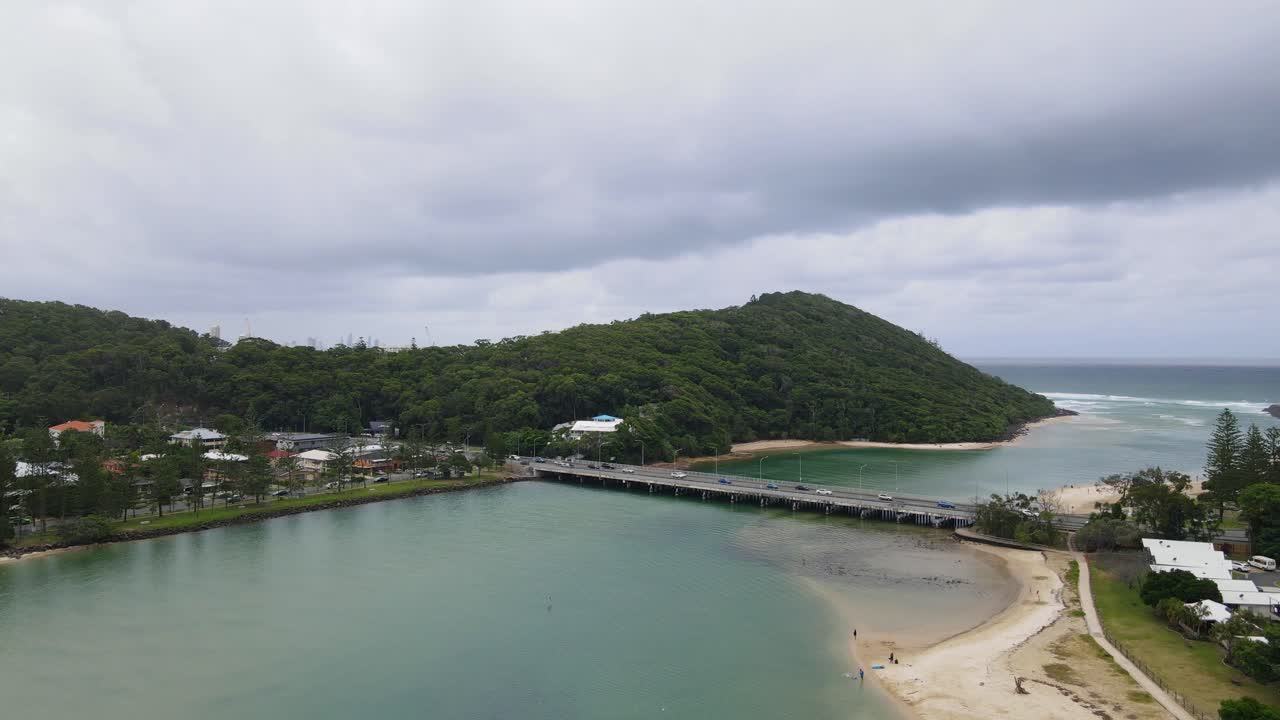 panorama del tráfico cruzando el puente en tallebudgera creek - montaña burleigh en queensland, australia