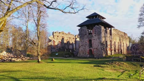 vista cinematográfica de las ruinas del castillo medieval en la vista delantera del cardán