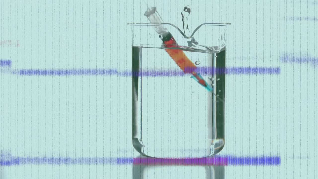 액체가 있는 컵과 주사기에 대한 간섭의 애니메이션