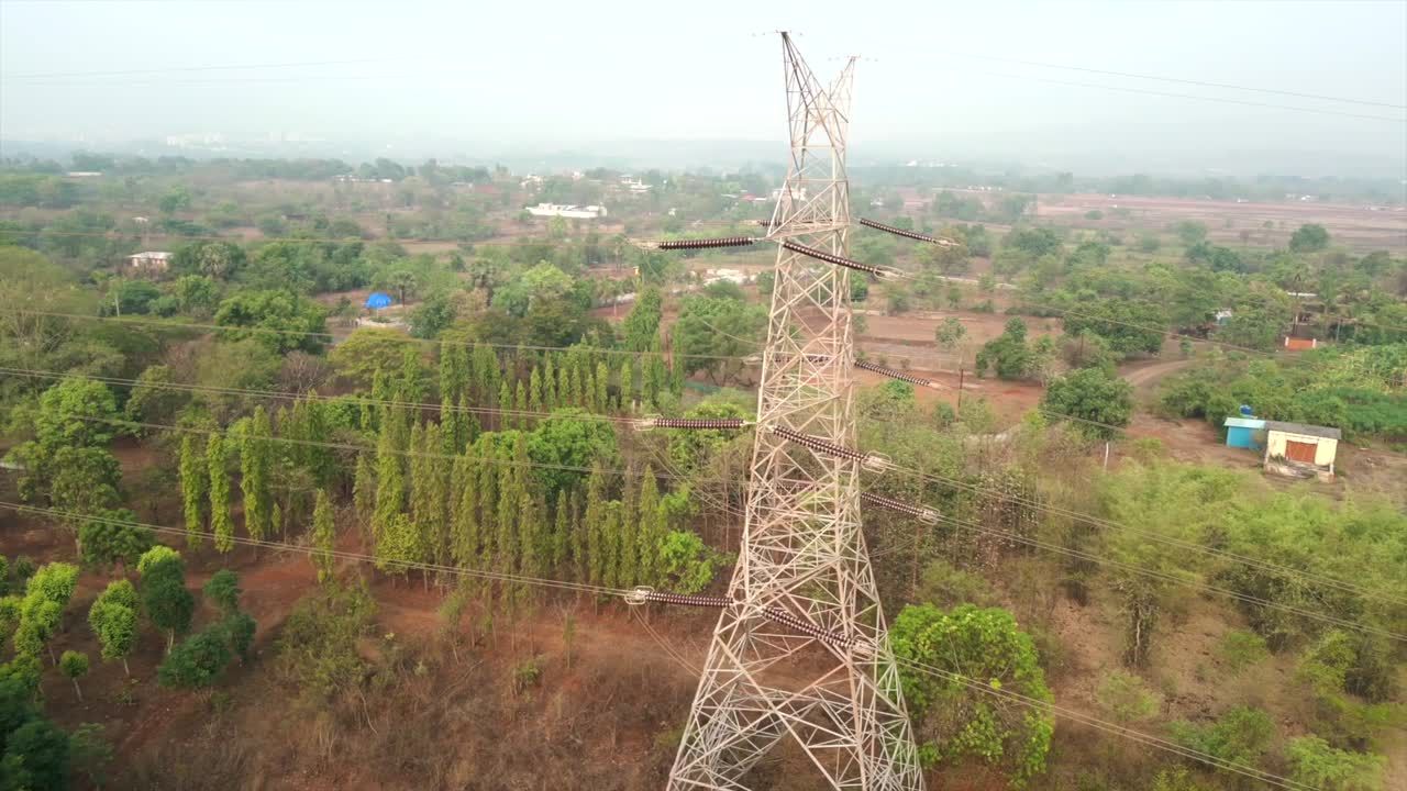 drone de torre de transmisión eléctrica moviéndose de derecha a izquierda vista en el pueblo de maharashtra india