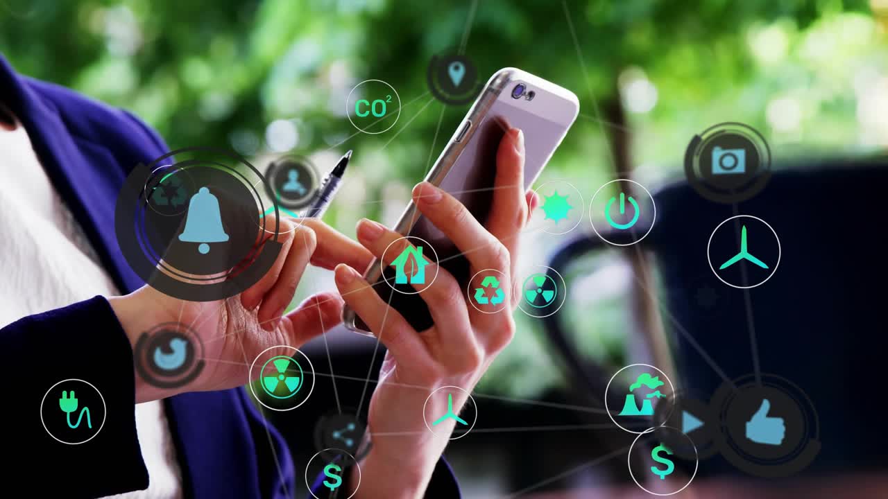 Donna d'affari che tocca lo schermo del telefono con una penna, attivando icone fluttuanti e gestendo file.