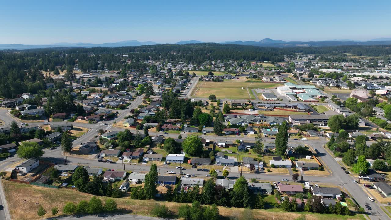 Luftfoto af forstadskvarterer i byen Oak Harbor, Washington