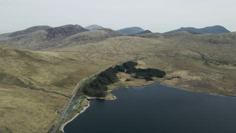 Rotierende-Luftaufnahme-Der-Mourne-Mountains-Und-Des-Spelga-Reservoirs