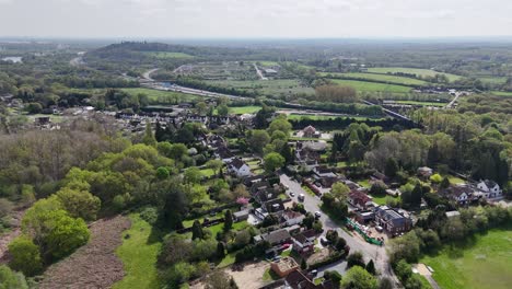 Virginia-Water-Village-Surrey-Reino-Unido-Drone,-Imágenes-Aéreas-De-4k