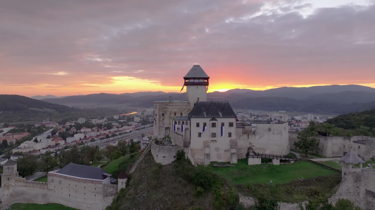 Tarihi bir kasabanın üzerinde gururla yükselen Trencin Kalesi'nin dron görüntüleri