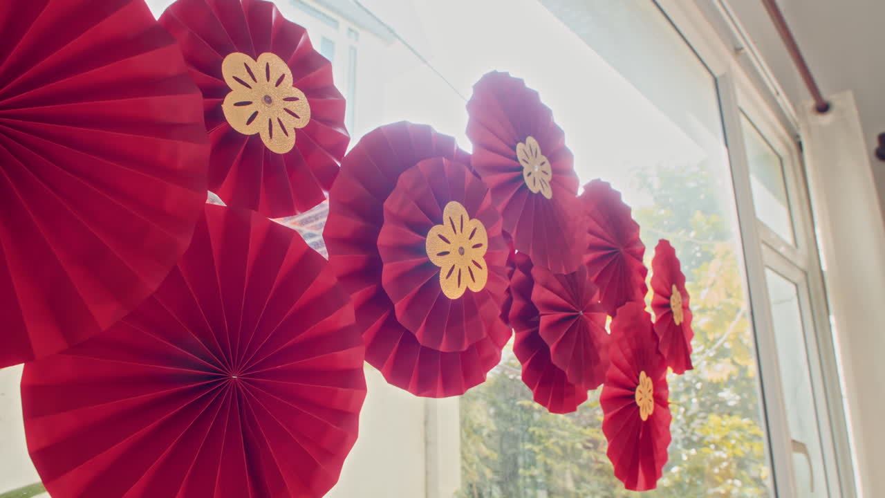 Decorações de papel vermelho para o Tet penduradas na janela
