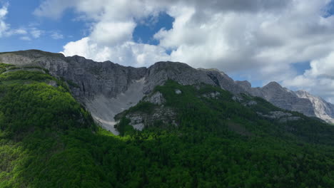 Ein-Blick-Auf-Den-Berg,-Der-In-Den-Unteren-Bereichen-Mit-Wald-Bewachsen-Ist,-In-Richtung-Der-Höheren-Teile-Der-Felsen