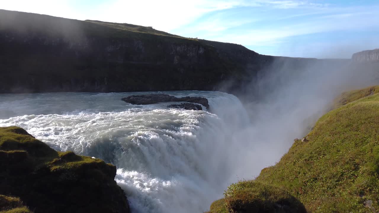 화창한 시간 동안 아이슬란드의 거대한 폭포의 공중 촬영