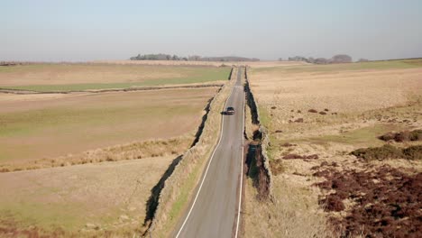 Bewegen-Sie-Sich-über-Ein-Auto-Auf-Einer-Landstraße-Im-Peak-District,-Großbritannien