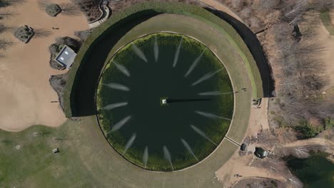 Impresionante-Vista-De-Una-Fuente-De-Agua-En-Un-Jardín-Privado