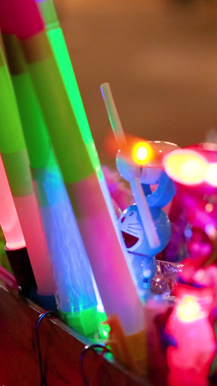 Bastoncini luminosi vivaci esposti in una zona affollata.