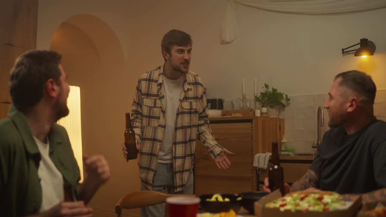 amigos disfrutando de una cena en casa