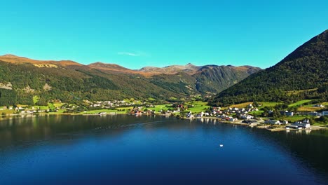 Antena-Sobre-Syvdsfjorden-Cerca-De-Syvde-En-Un-Hermoso-Día-Soleado,-Municipio-De-Vanylven,-Noruega