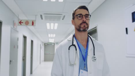 médico masculino caminando en el pasillo del hospital 4k