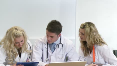 tres jóvenes médicos trabajando juntos