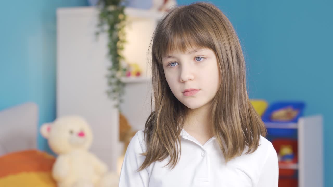 la niña aburrida se siente sola e infeliz. la necesidad de amor y amistad.