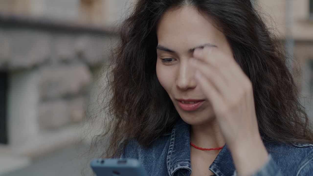 Mulher usando smartphone na rua