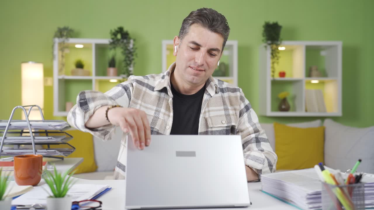 el hombre de negocios feliz comienza a trabajar en casa.