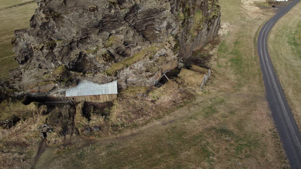 vieja leyenda islandesa, cabañas de elfos en la roca de la montaña drangurinn en eyjafoll, aérea