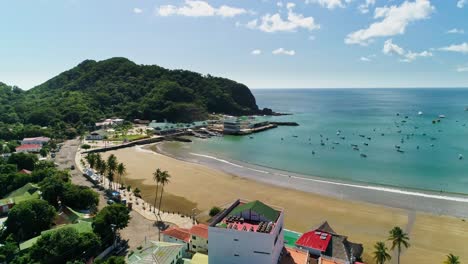 playa de arena y muchos barcos atracados en la bahía oceánica de nicaragua, órbita aérea