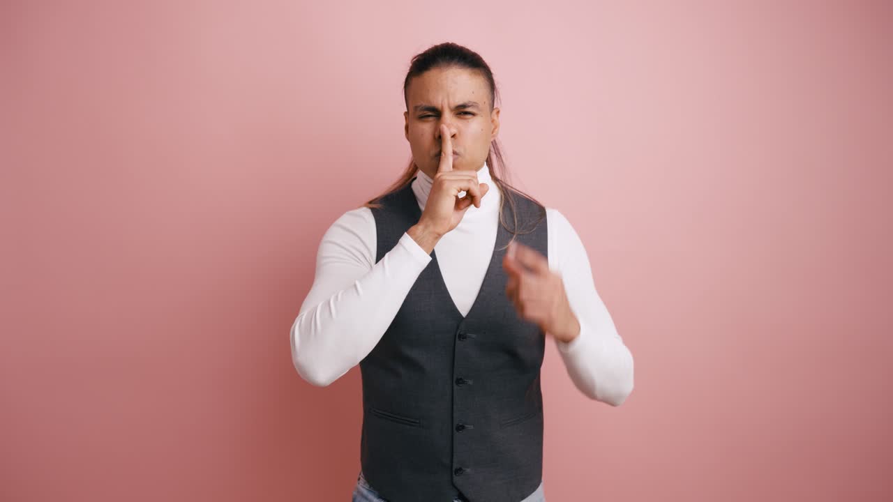 Uomo che fa il gesto "shhh" con il dito sulle labbra