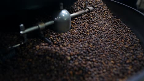 granos de café en una máquina de tostar