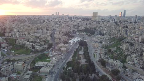 Clip-Aéreo-Temprano-En-La-Mañana-De-Amman-Jordan-Tomado-Por-Un-Dron-Justo-Después-Del-Amanecer-Con-Hermosos-Colores