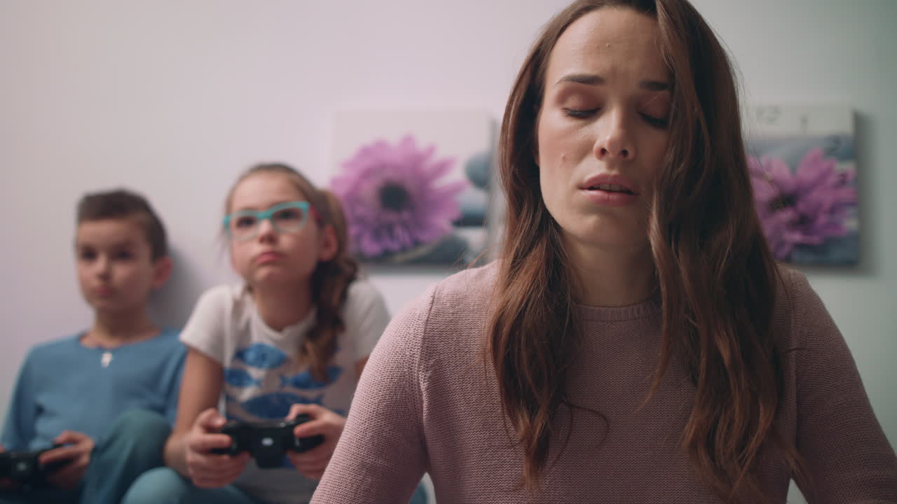 걱정 된 어머니 는 태블릿 pc 를 찾고 있습니다. 스트레스 를 받은 어머니 는 집 에서 태블릿 pc 를 사용 하고 있습니다.