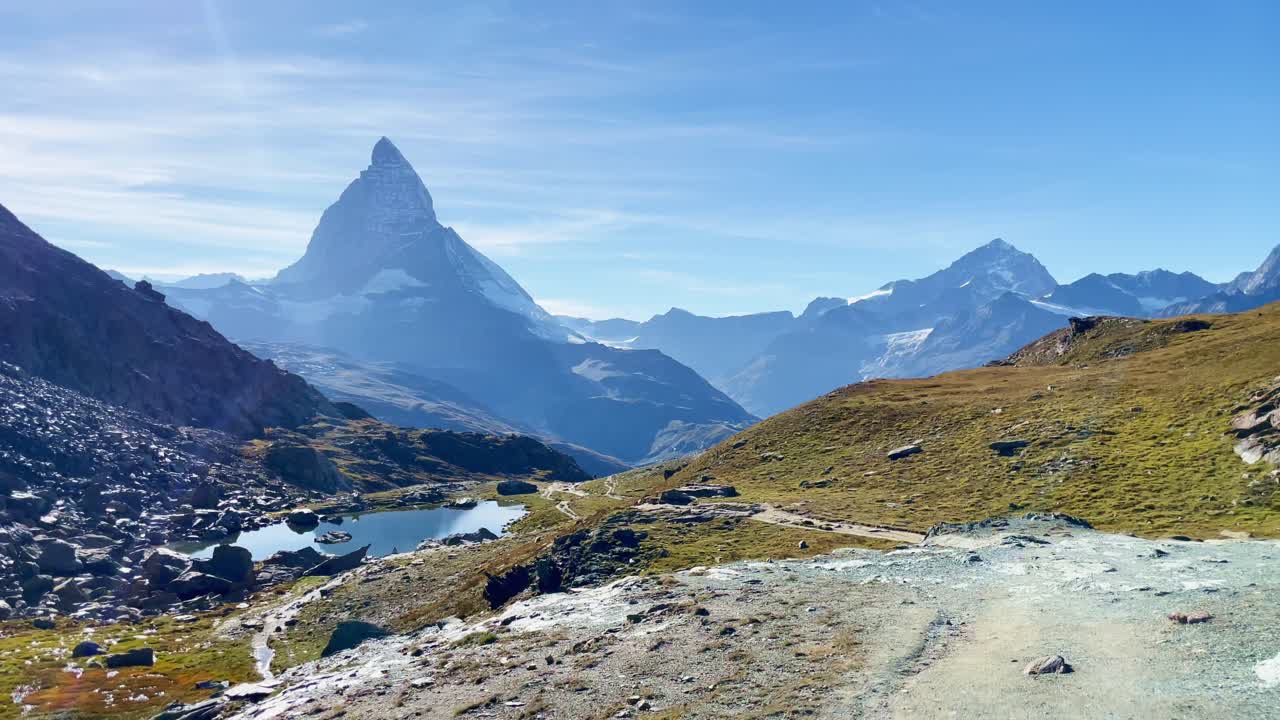 montaña libertad: paisaje de la montaña matterhorn cerca de rotenboden y gornergart, suiza, europa | caminar a lo largo del acantilado con vistas al pintoresco lago