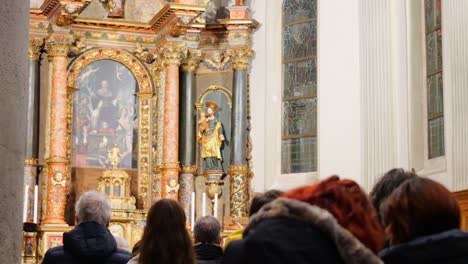 Menschen,-Die-Während-Der-Zeremonie-In-Der-Kirche-Stehen