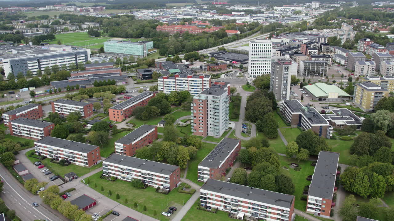 Cluster van middelhoge appartementengebouwen tussen groene gazons in Helsingborg, Zweden - Luchtfoto