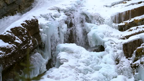 Gefrorener-Wasserfall-In-Verschneiter-Landschaft-Im-Südlichen-Alberta-Canada-Watertown-National-Park-Während-Des-Winters