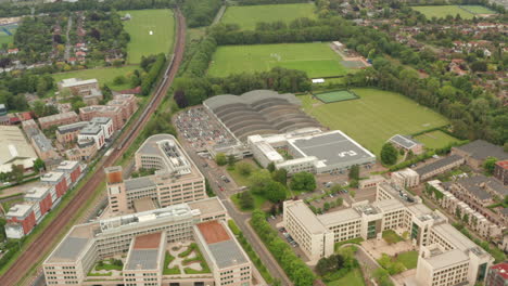 Toma-Aérea-Sobre-El-Edificio-De-Evaluación-Y-Prensa-De-La-Universidad-De-Cambridge