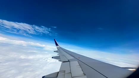 increíble vista del cielo desde la ventana del avión en mumbai