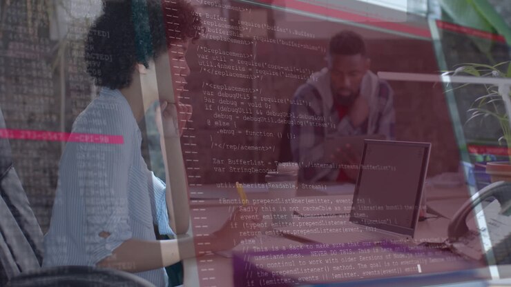 Animatie van gegevensverwerking over diverse zakenmensen die op kantoor werken.